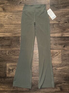 Lululemon Athletica Women’s NWT High Rise Army Green Groove Nulu flared pants